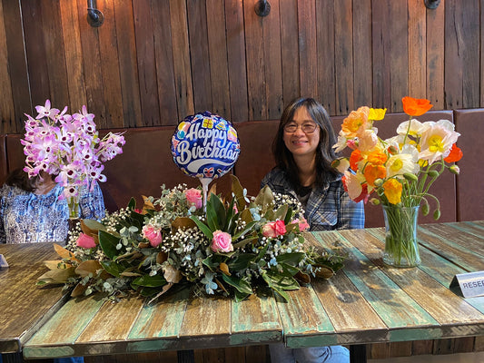 Pink rose table arrangement with Birthday baloon